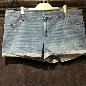 Old Navy Women’s mid rise shorts sz 22